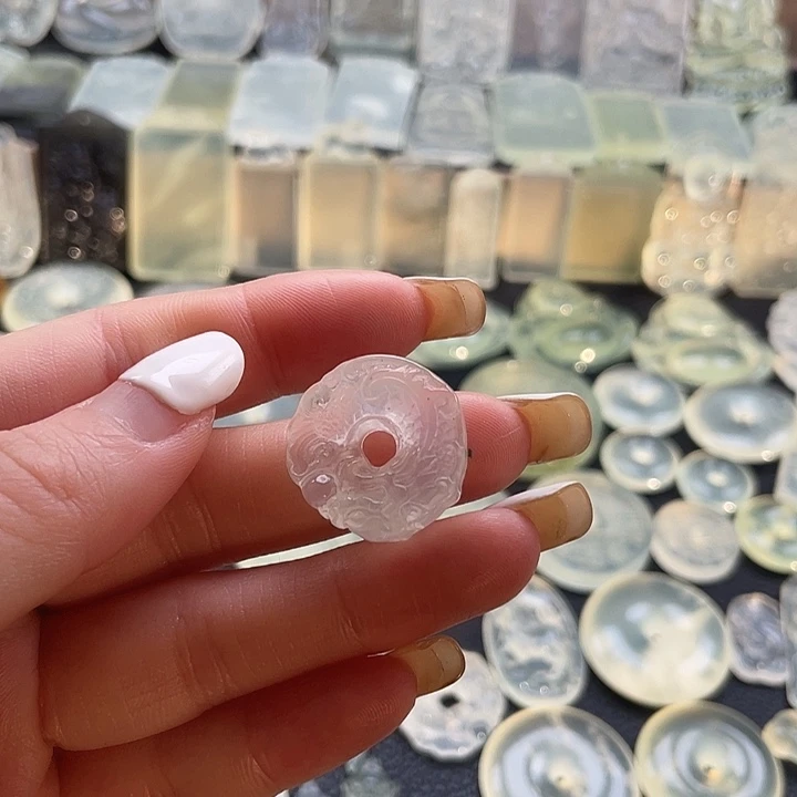 岫玉未镶嵌颈饰龙扣