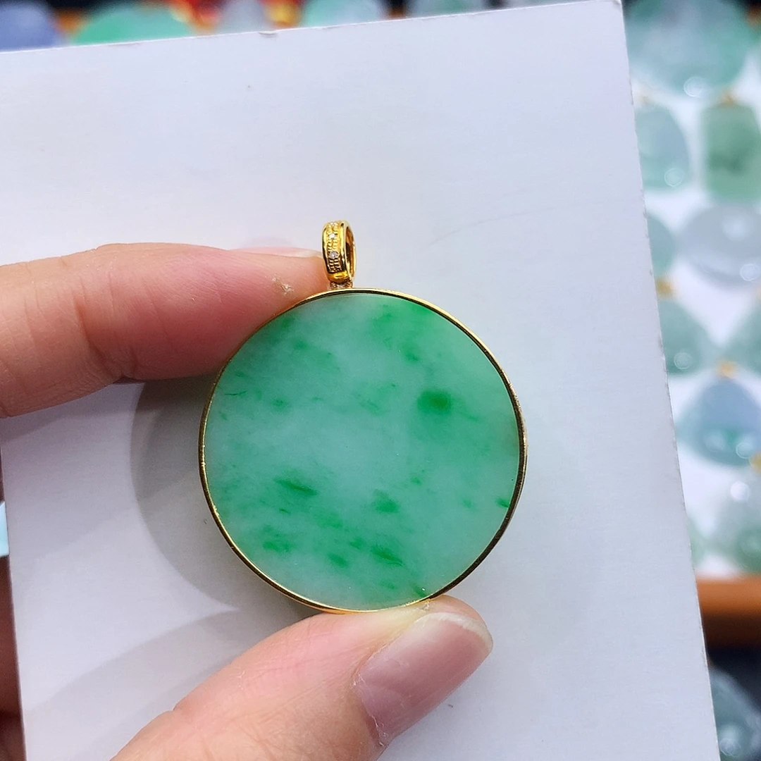 富***川翡翠18K金镶嵌颈饰翡翠吊坠