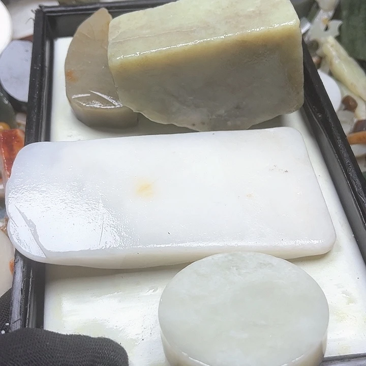 和田玉（糖玉）和田玉边角料9K金镶嵌忽*夫