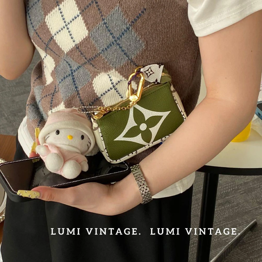 95新 LouisVuitton/路易威登 牛油果绿挂件23801066