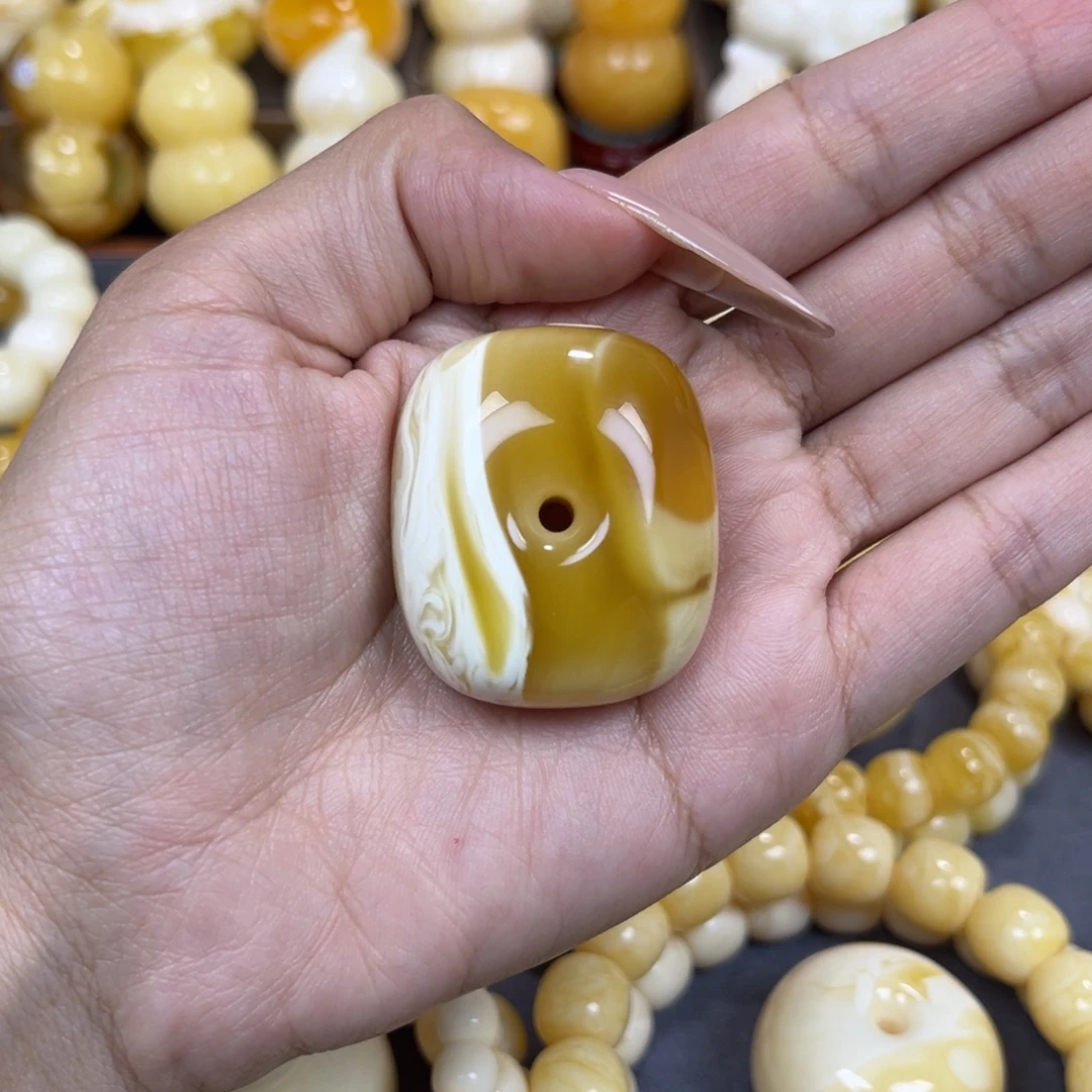 手串琥珀未镶嵌……