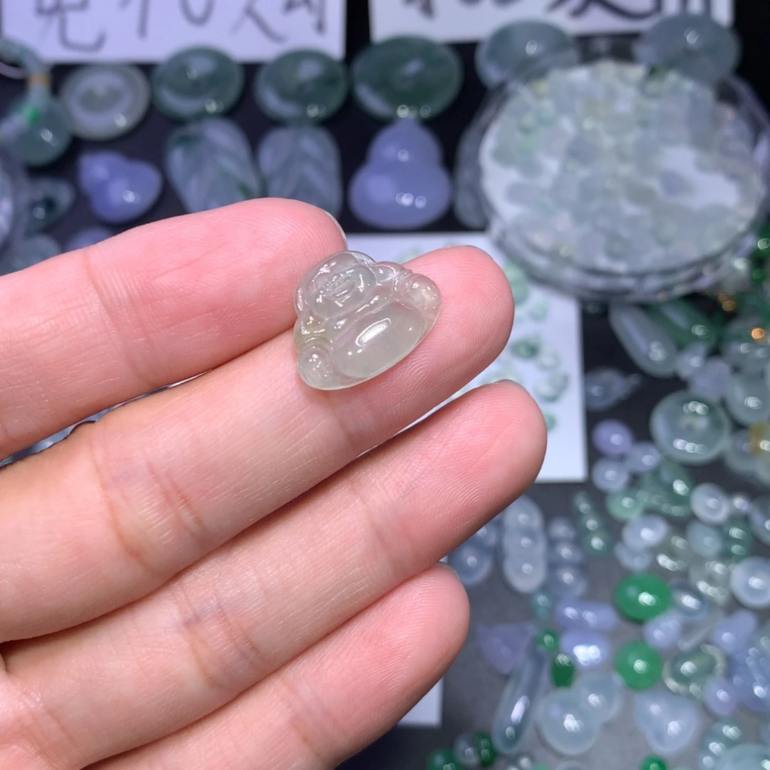 翡翠未镶嵌颈饰佛公