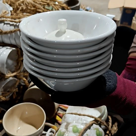 摆件盘子碗茶壶啥都有