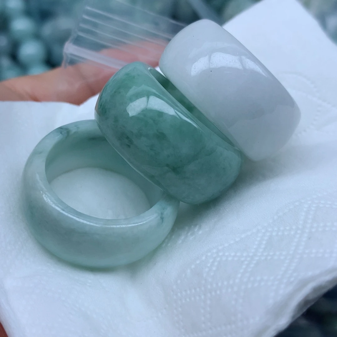 颈饰足铂镶嵌翡翠翡翠
