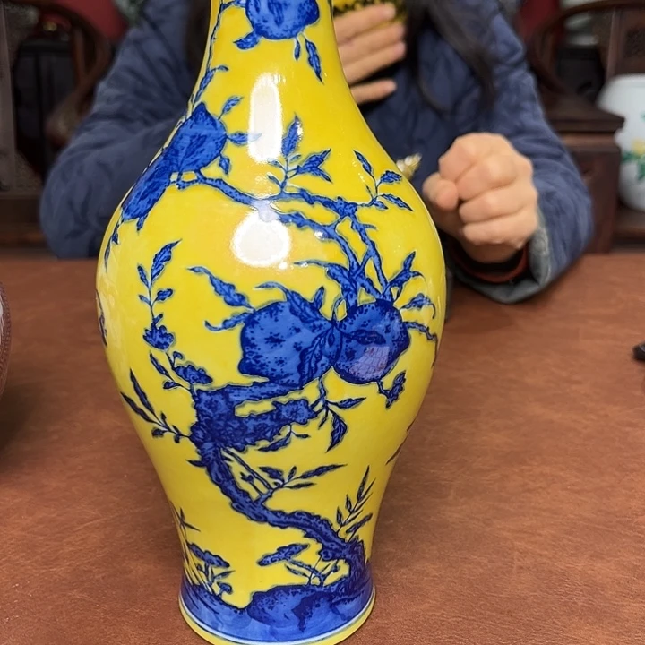 瓶瓷黄地青花寿桃橄榄瓶