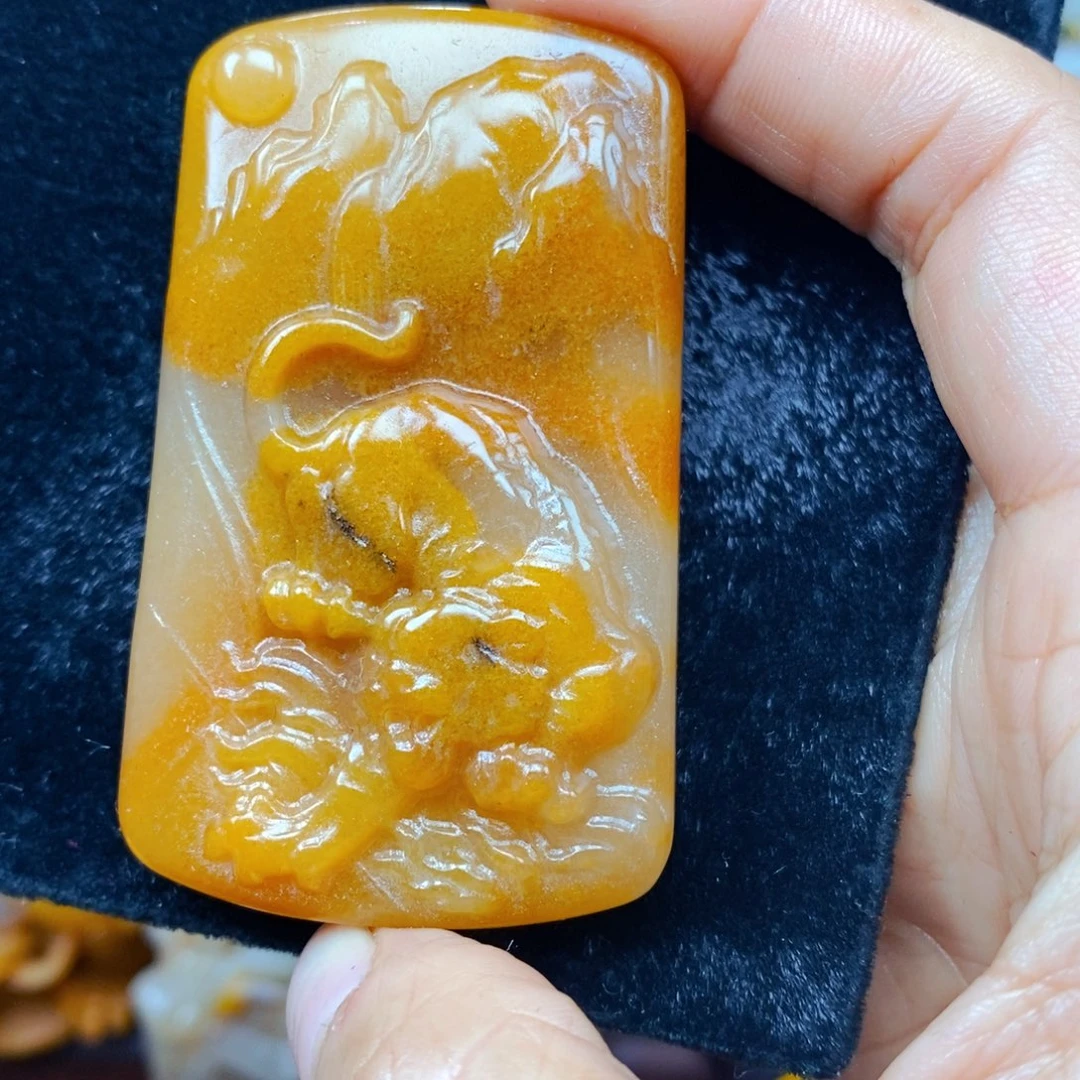 石英质玉（黄龙玉）未镶嵌颈饰