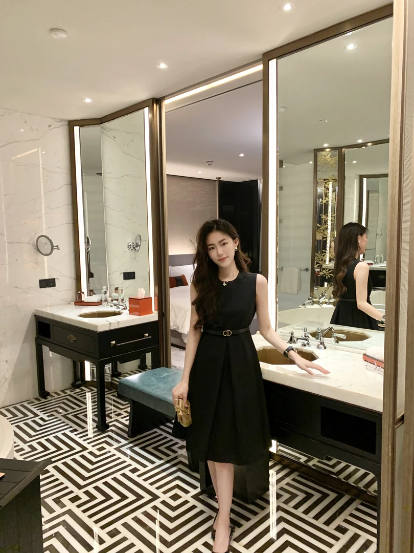 【黑天鹅】高级感轻奢气质收腰显瘦无袖黑色连衣裙子