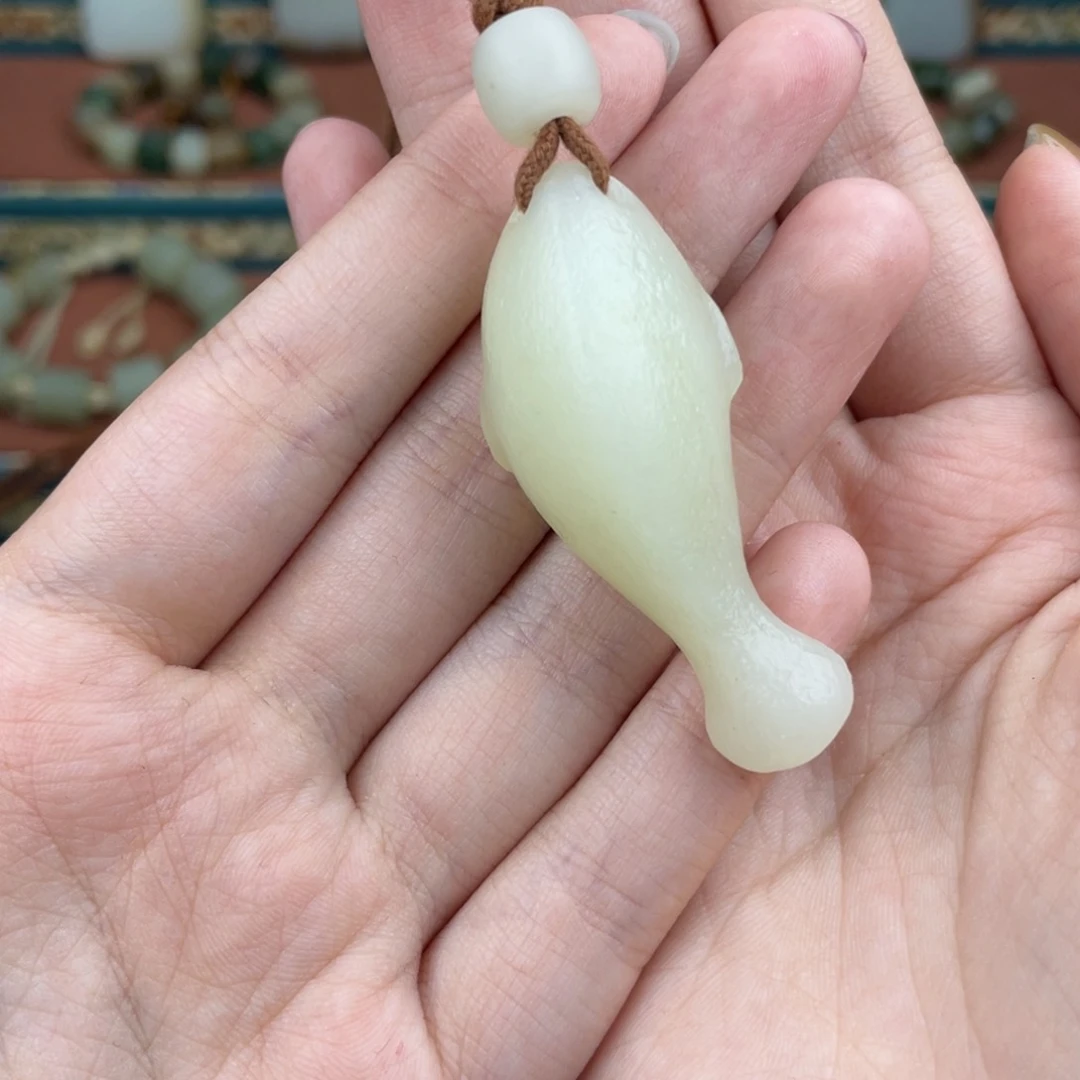 容***子和田玉未镶嵌颈饰