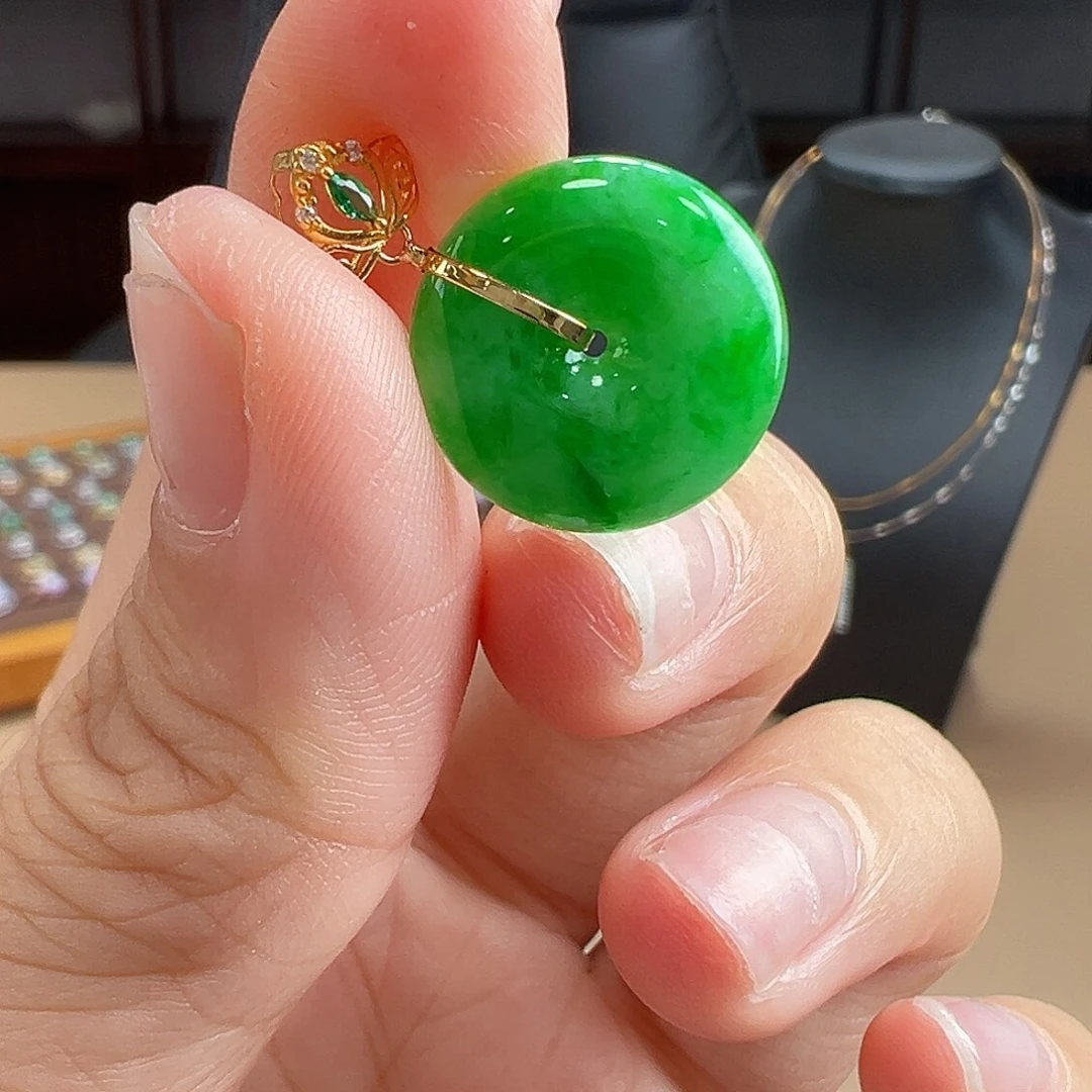 翡翠18K金镶嵌颈饰吊坠