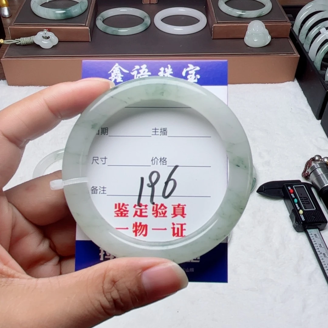 石英质玉手镯未镶嵌我****哦