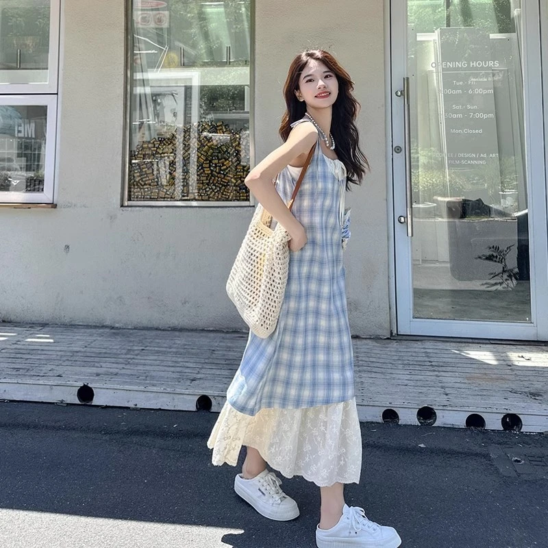 超好看少女蓝色格纹吊带裙连衣裙新款夏季假两件拼接蕾丝设计长裙