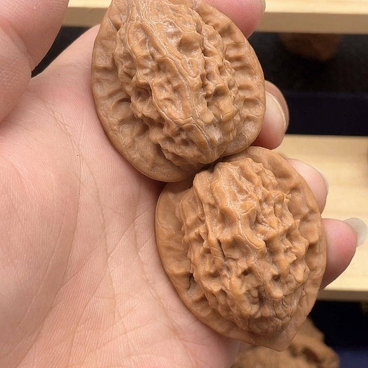 何***巍文玩核桃吊坠大红袍