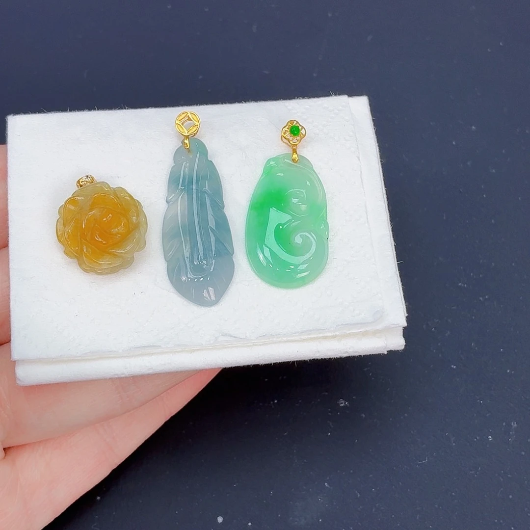 翡翠18K金镶嵌颈饰翡翠三件吊坠