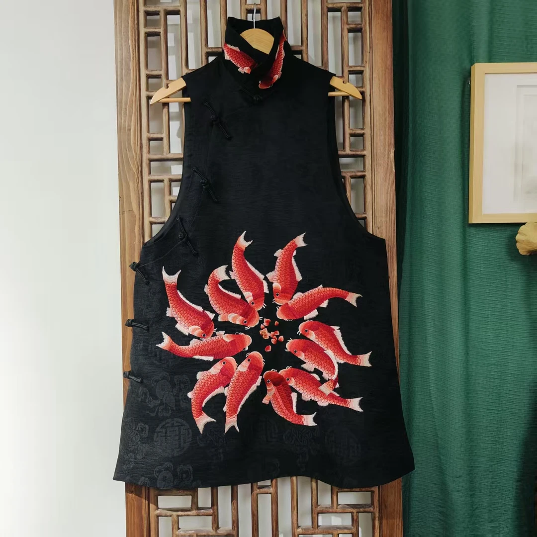 （LS753-9）凤徕兮定制黑色福禄底红鱼刺绣花盆领中长盘扣马甲
