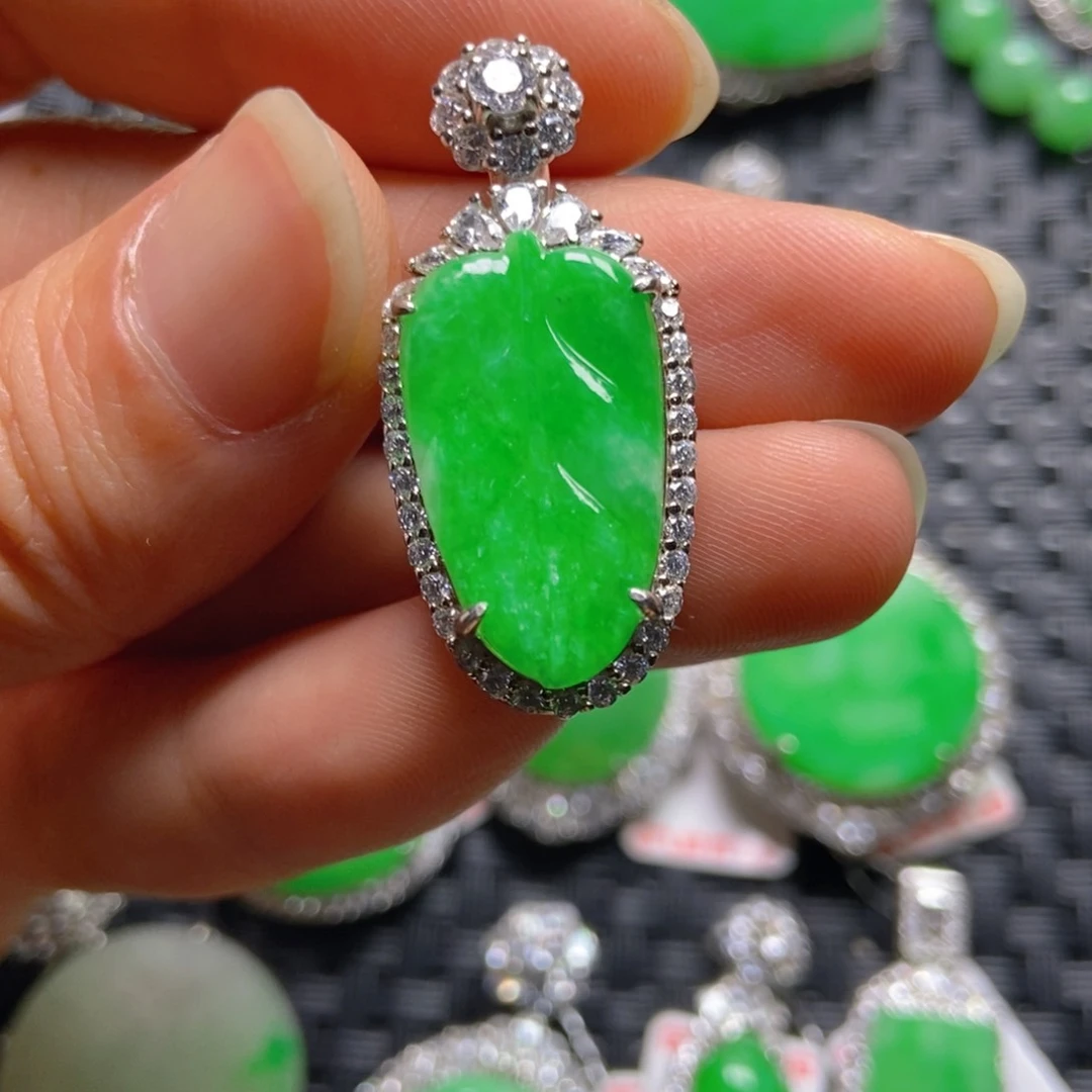 翡翠银S925镶嵌颈饰树叶吊坠