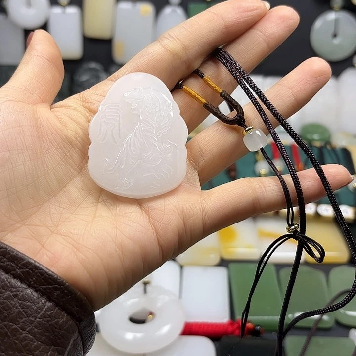 w***好石英质玉（金丝玉）未镶嵌颈饰