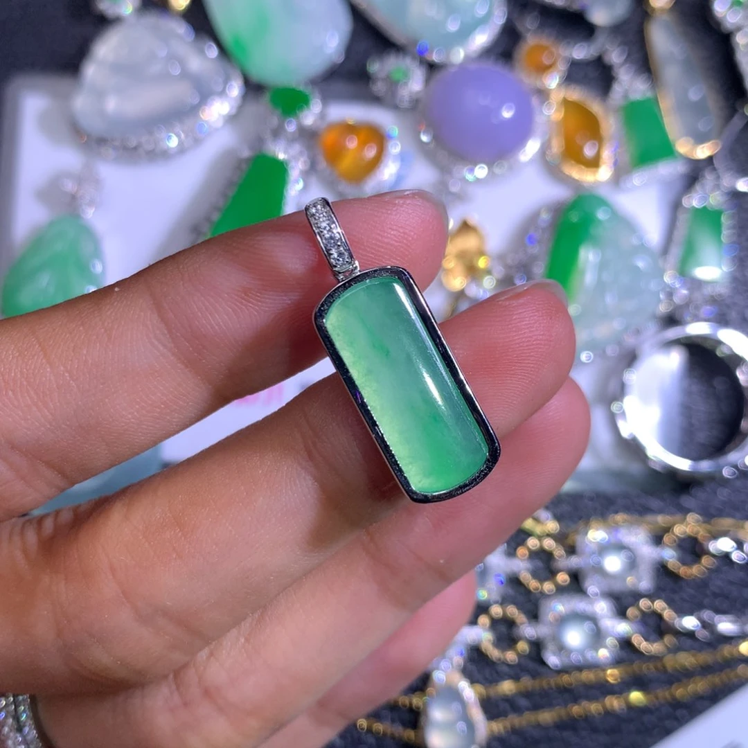 翡翠18K金镶嵌颈饰翡翠