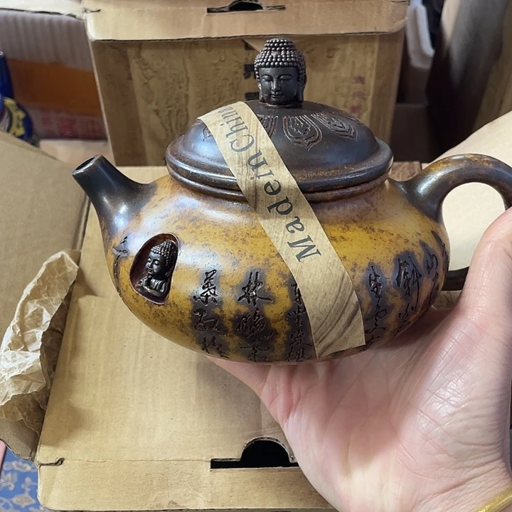 紫砂茶壶原矿泥料，手工制作的一把紫砂壶。