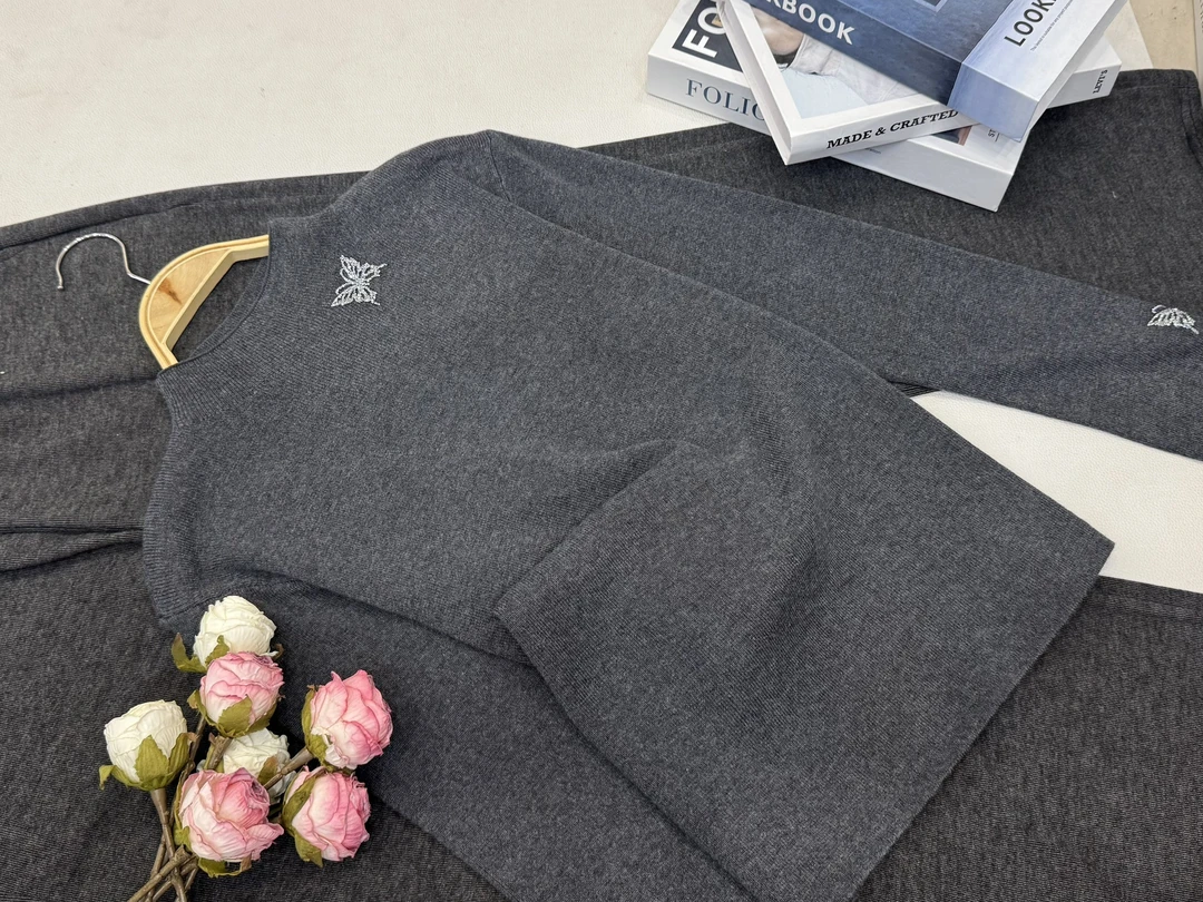 【灰色蝴蝶烫钻套头】早秋新款时尚长袖针织上衣QC5454