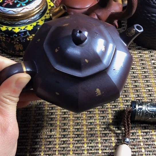 紫砂茶壶原矿泥料手工制作的紫砂壶。