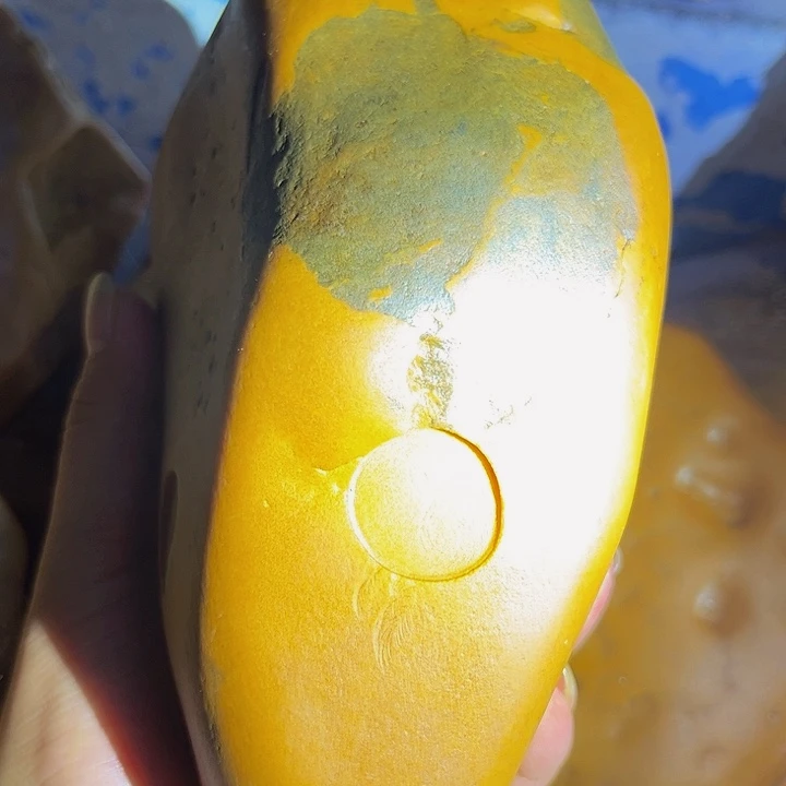 各***收老挝石黄蜡石传说