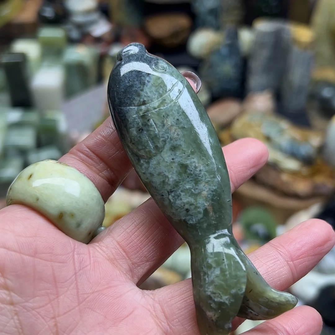 岫岩河磨玉（透闪石质玉）未镶嵌颈饰河磨玉手玩鱼串皮纹