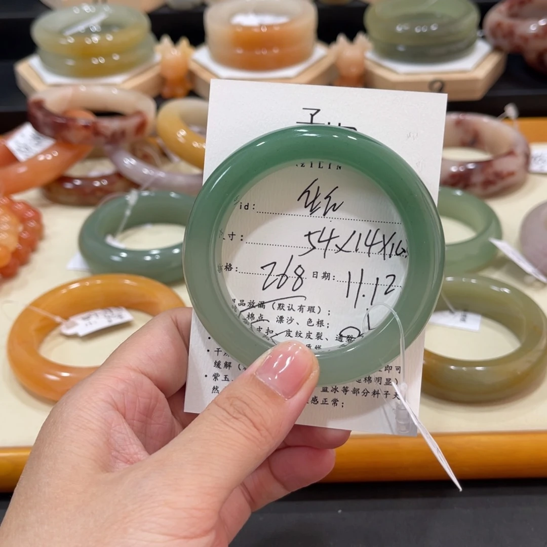 未镶嵌手镯石英质玉佳*