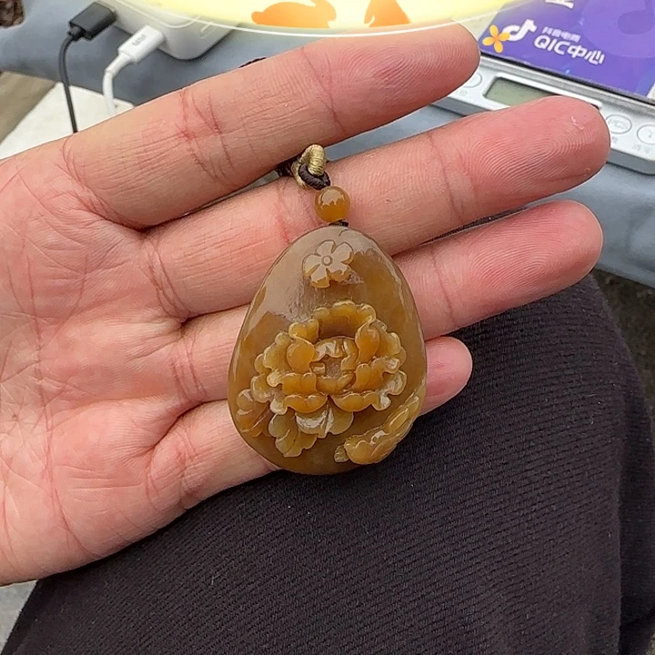和田玉未镶嵌颈饰新疆且末糖