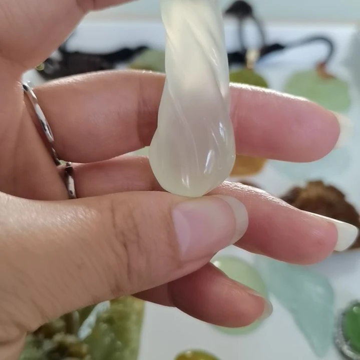 未镶嵌蛇纹石玉吊坠