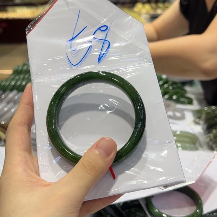 和田玉手镯未镶嵌衣**装