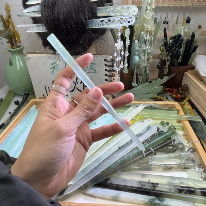 蛇纹石玉发饰未镶嵌花*。