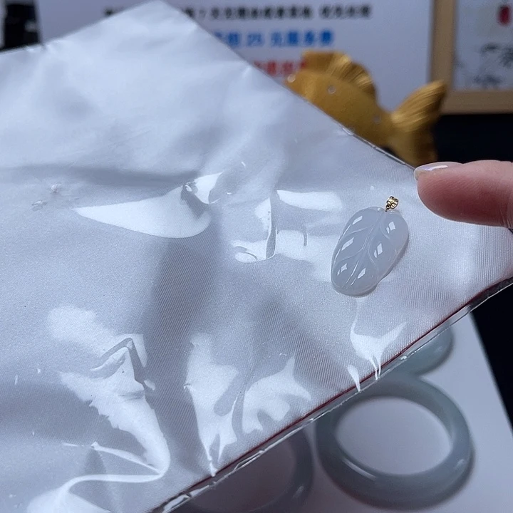 颈饰18K金镶嵌翡翠叶子