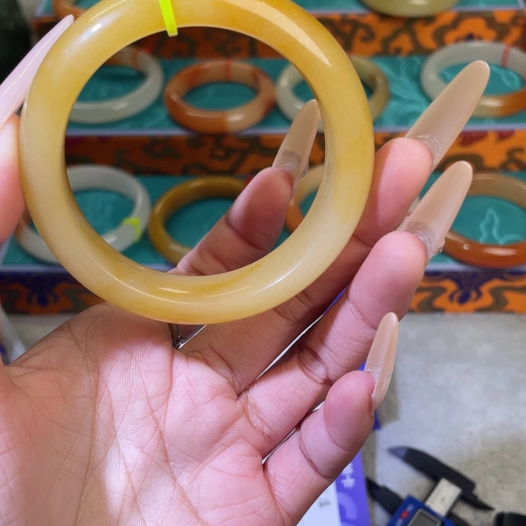 未镶嵌石英质玉（黄龙玉）手镯