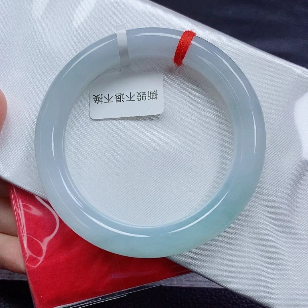 翡翠手镯未镶嵌圆条蓝天白云