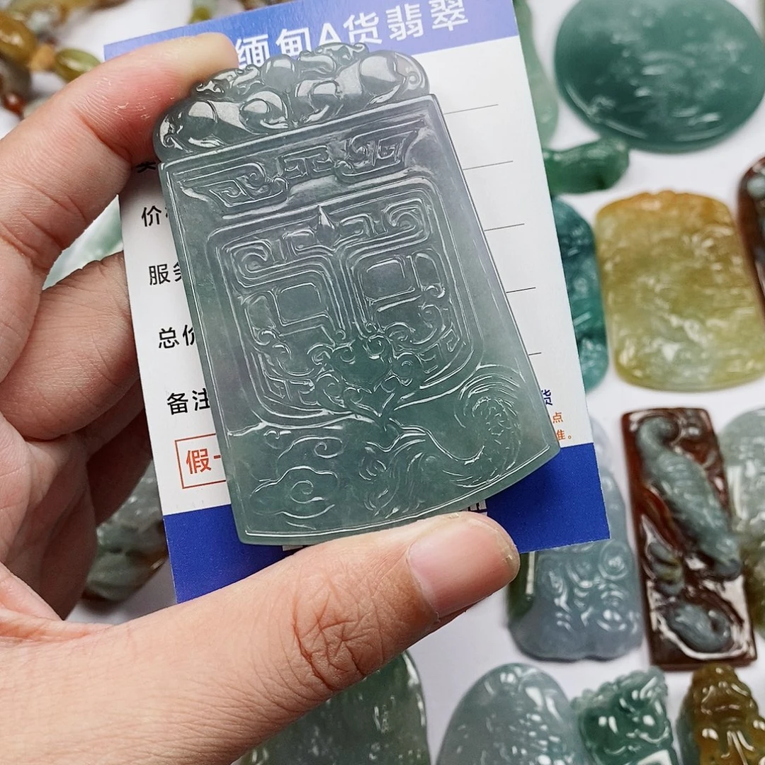 翡翠未镶嵌颈饰仿古龙牌