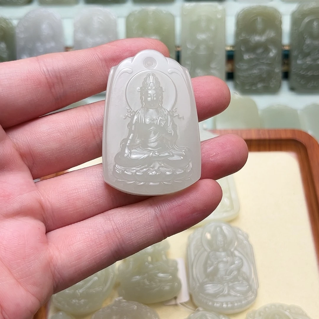 此***待和田玉未镶嵌颈饰