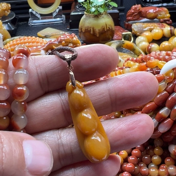 石英质玉（黄龙玉）颈饰未镶嵌