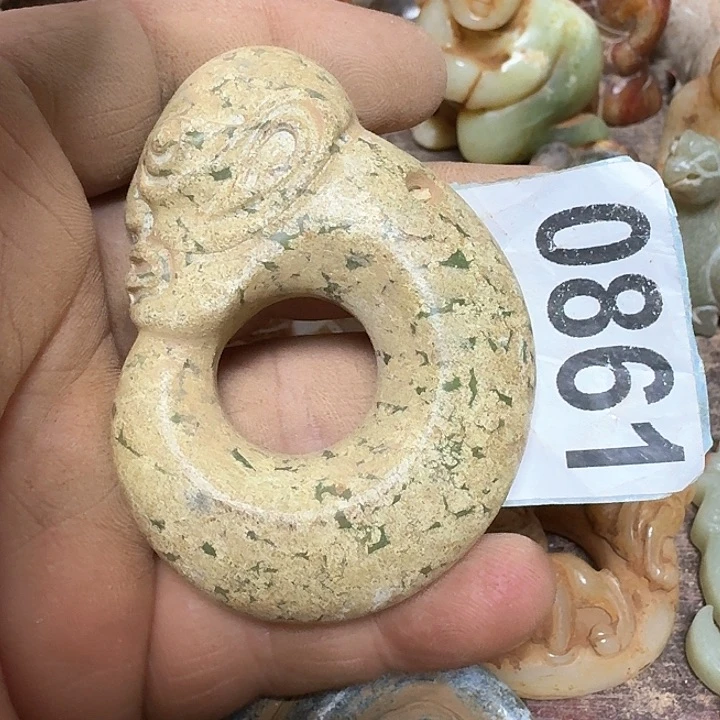 蛇纹石玉颈饰未镶嵌图*