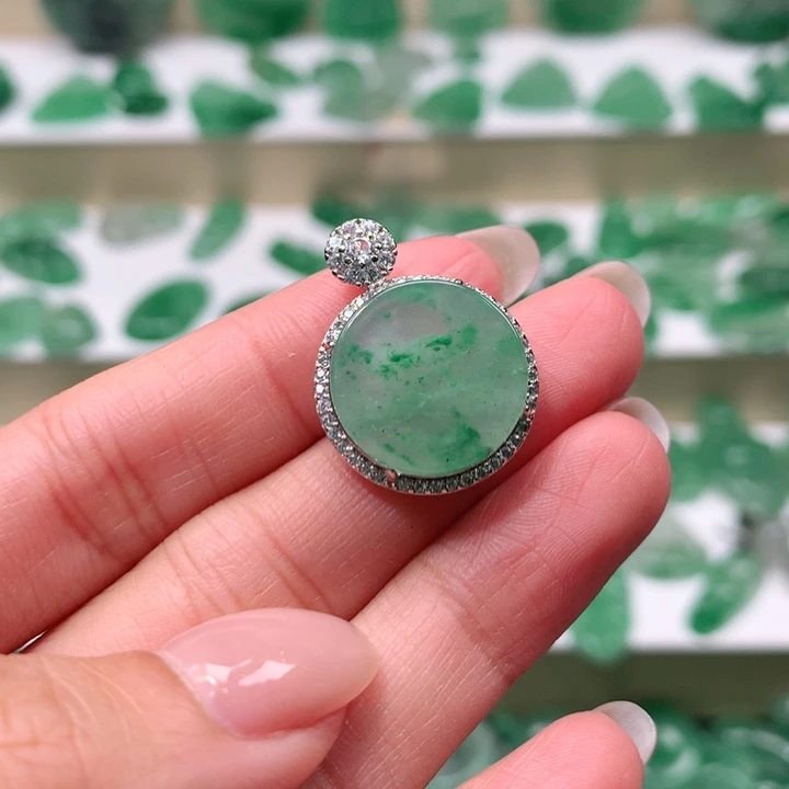 颈饰未镶嵌石英质玉