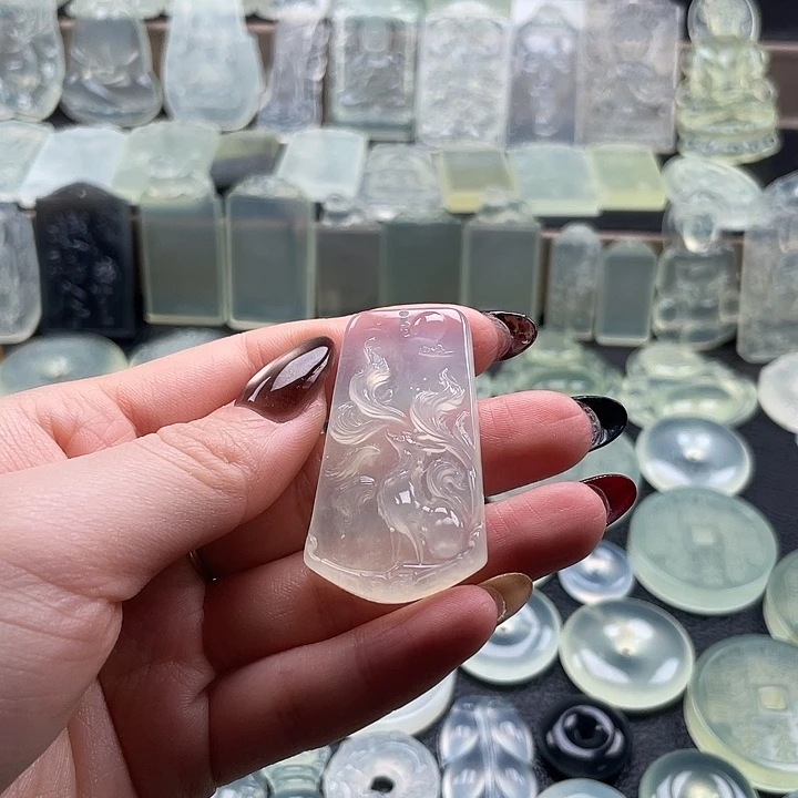 岫玉未镶嵌颈饰九尾狐