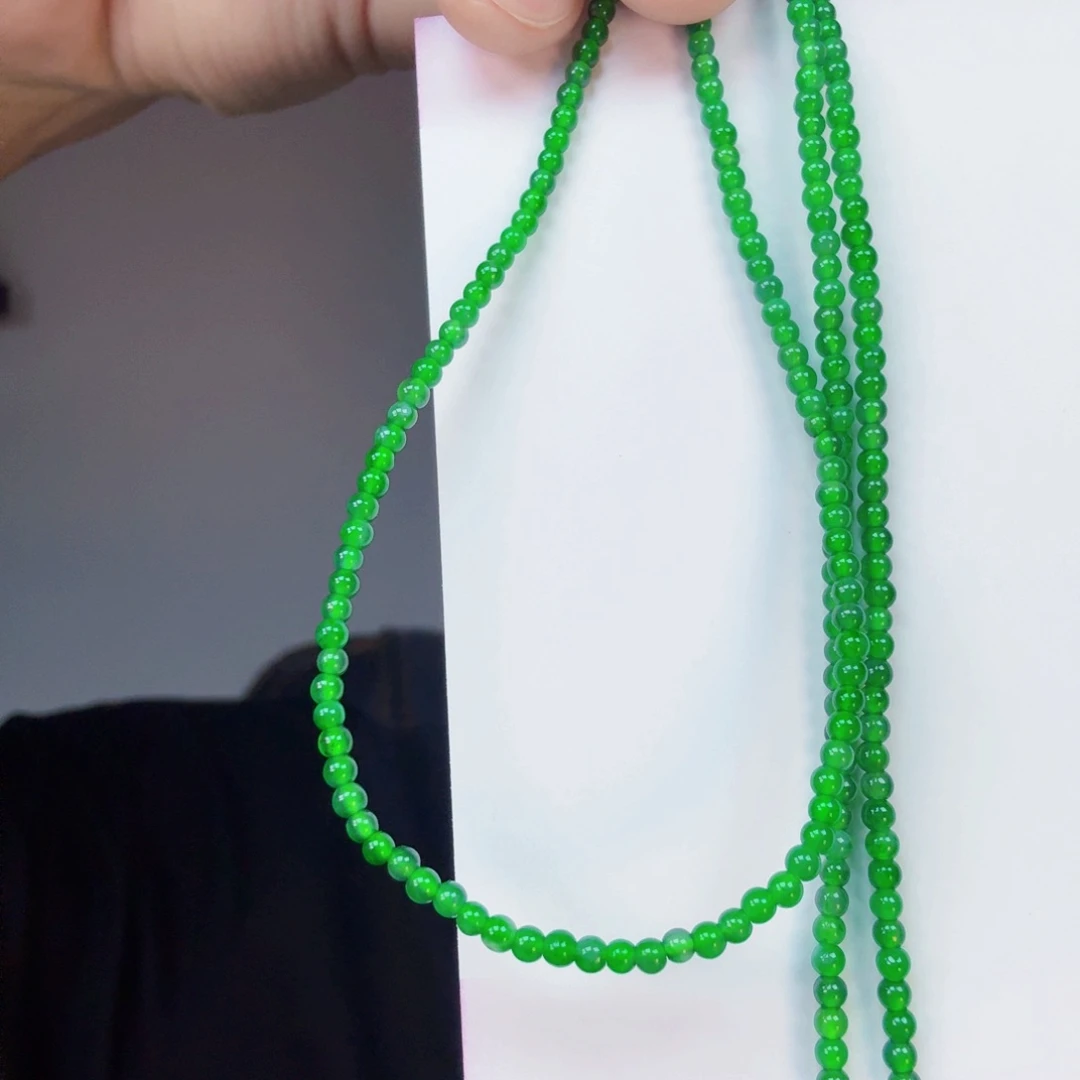 翡翠未镶嵌颈饰一件