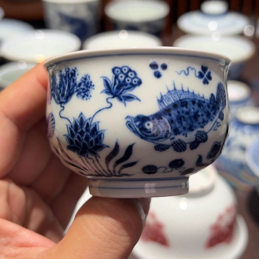 精品青花鱼藻纹内海水炉式杯口径约6.9厘米