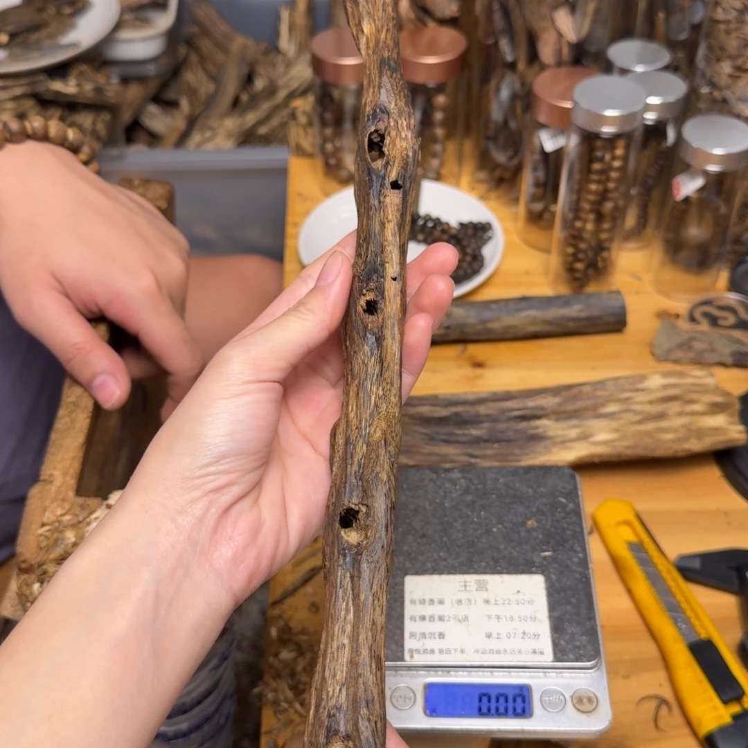 沉香碎屑沉香蓝宝石块料67克