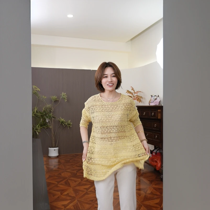 「金色阳光」 洋气勾花镂空圆领衫