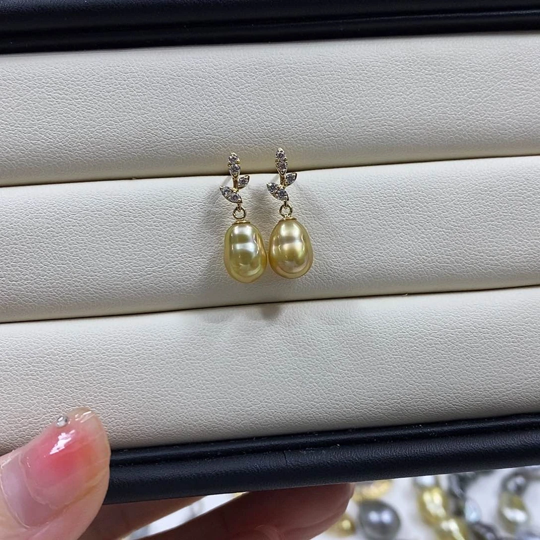 18K金镶嵌海水珍珠耳饰