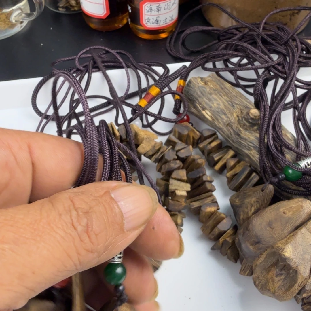 沉香天然树钉吊坠1个