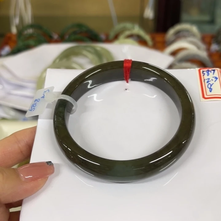 欧***比和田玉未镶嵌手镯