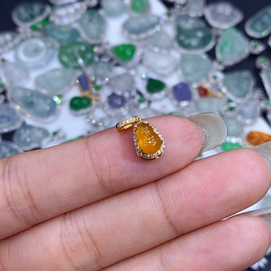 翡翠18K金镶嵌颈饰