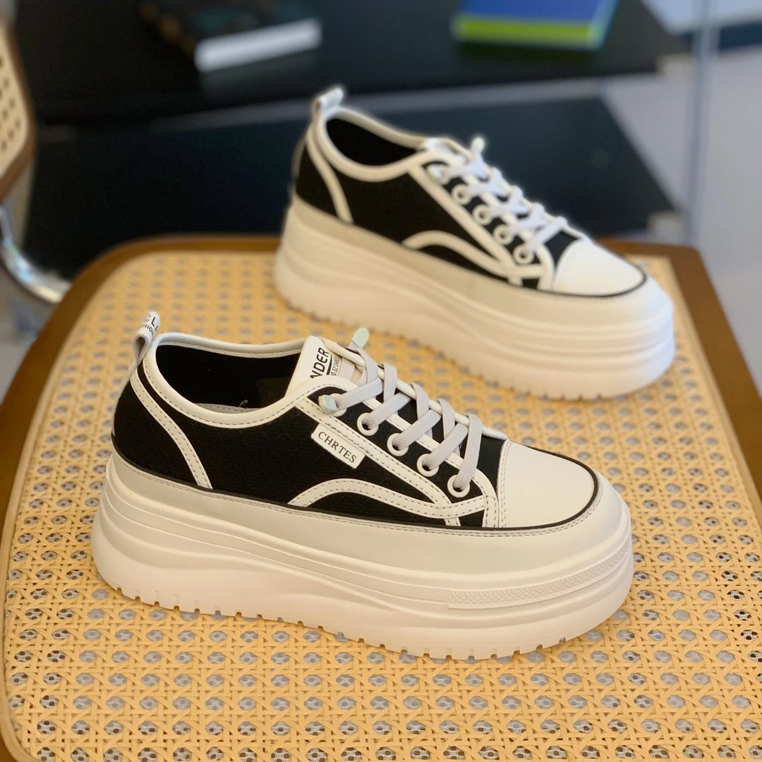 超火轻便透气小白鞋女2025秋季新款松糕厚底圆头系带学生运动板鞋