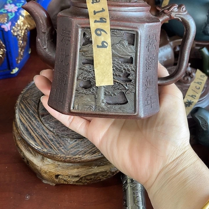 茶壶紫泥原矿泥料手工制作的一把紫砂壶。